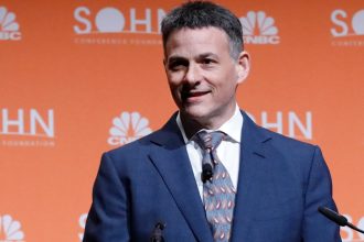 David Einhorn’s Winning Trades: Discover Which Stocks He’s Still Confident In!