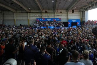 Trump’s Wild Claim: Kamala Harris’ Rally Crowd is ‘AI-Generated’ – But the Excitement is Absolutely Authentic!