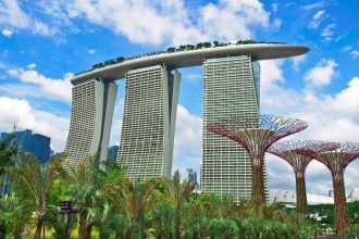 Experience Luxury: A Journey Through Singapore’s Most Iconic Hotel!