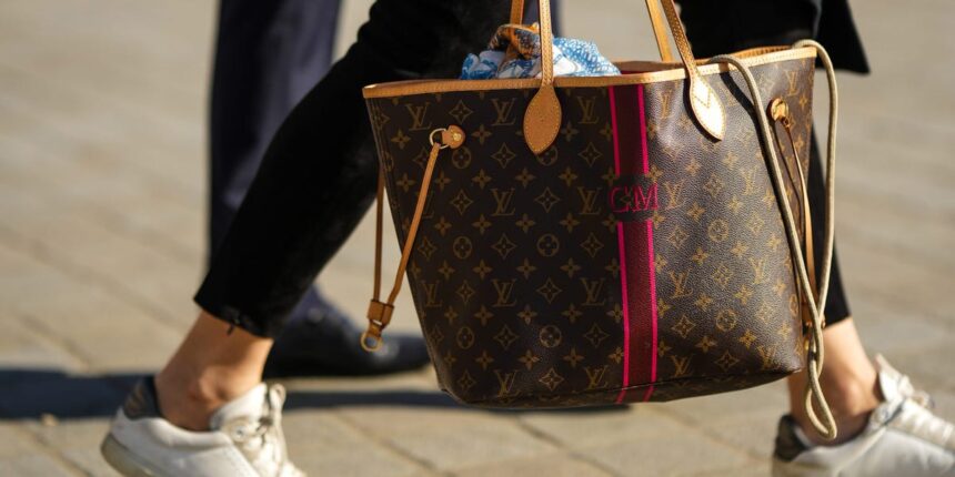 Unmasking Luxury: 5 Expert Tips to Spot a Fake Handbag from a Vintage Goods Pro!